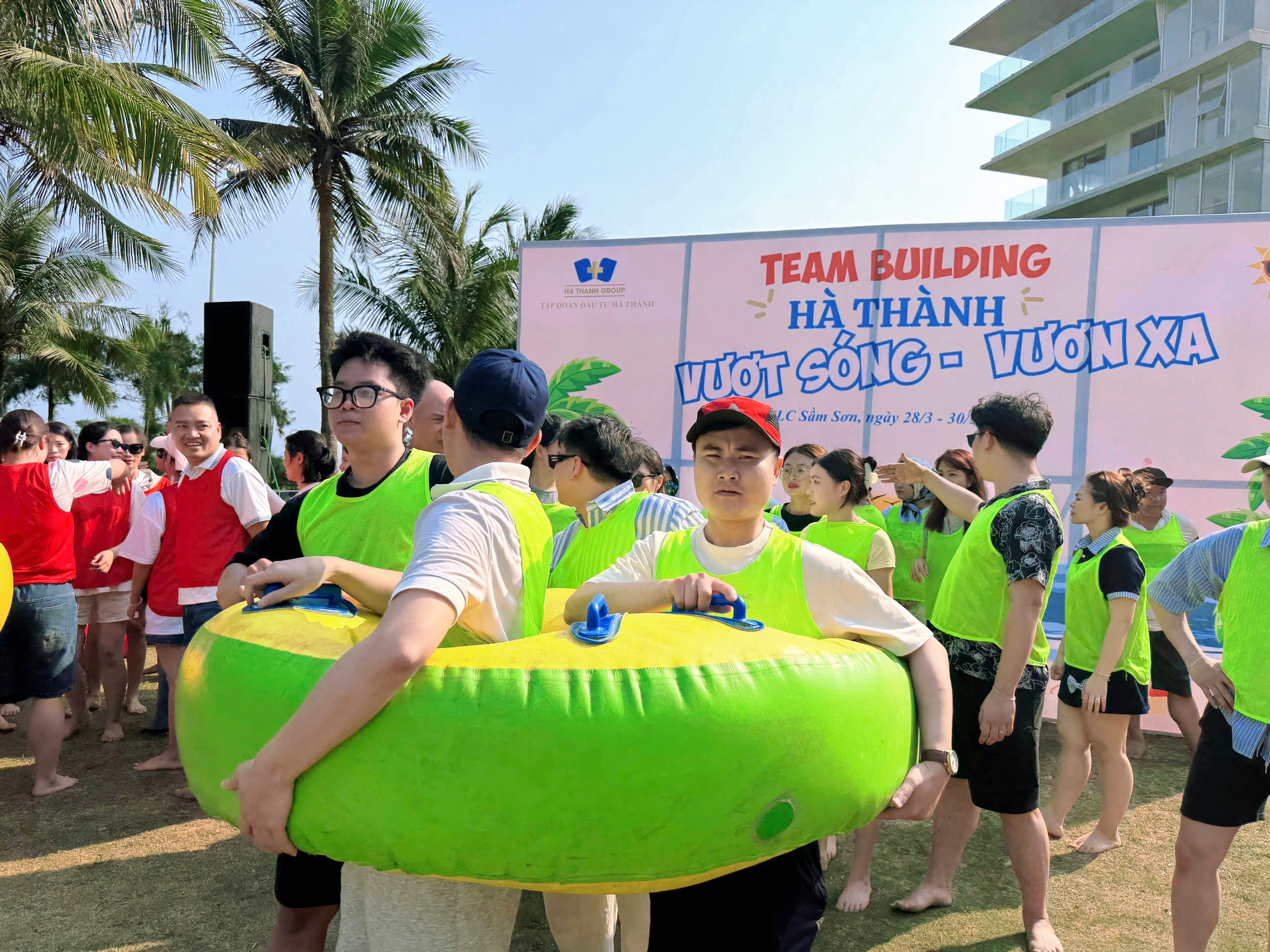 HÀ THÀNH: VƯỢT SÓNG – VƯƠN XA